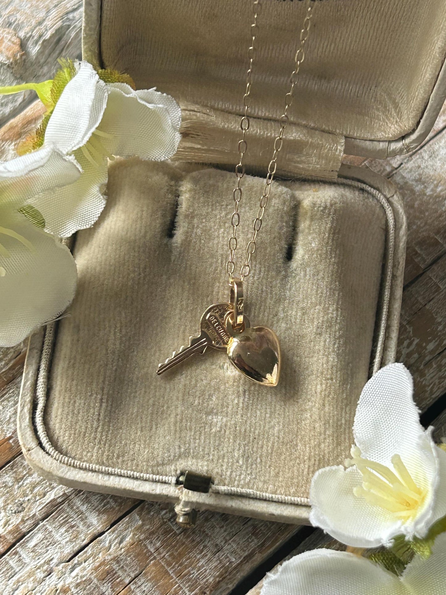 Vintage Heart and Key Pendant Necklace 9 Carat Yellow Gold