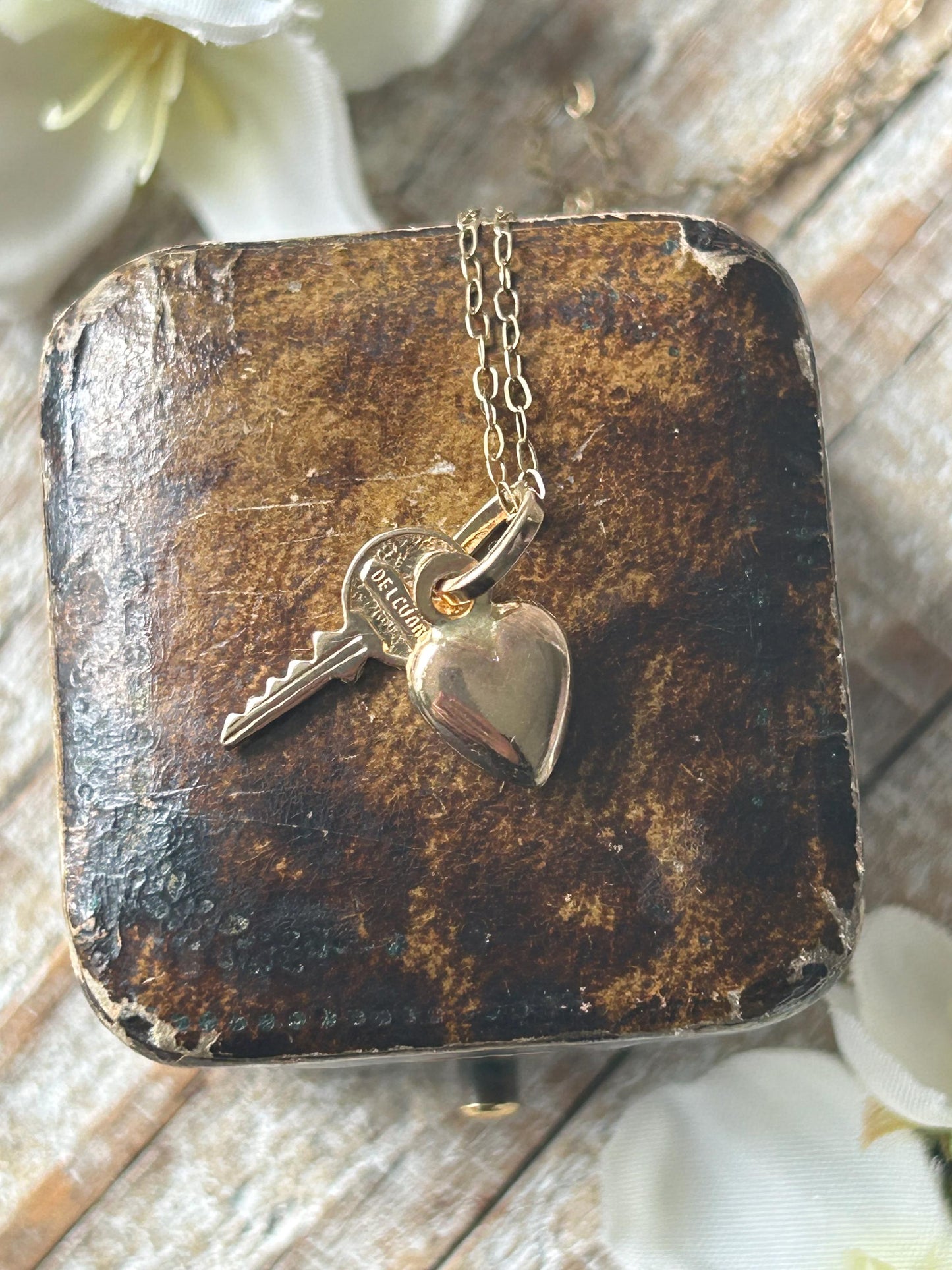 Vintage Heart and Key Pendant Necklace 9 Carat Yellow Gold