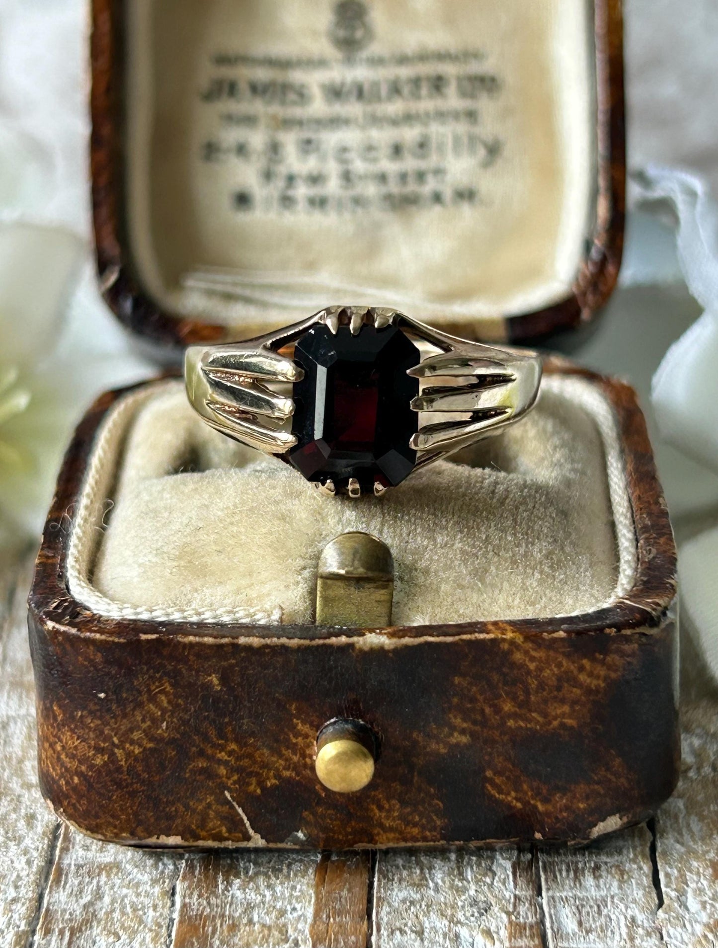 Vintage Garnet Signet Ring 9 Carat Yellow Gold 1970s