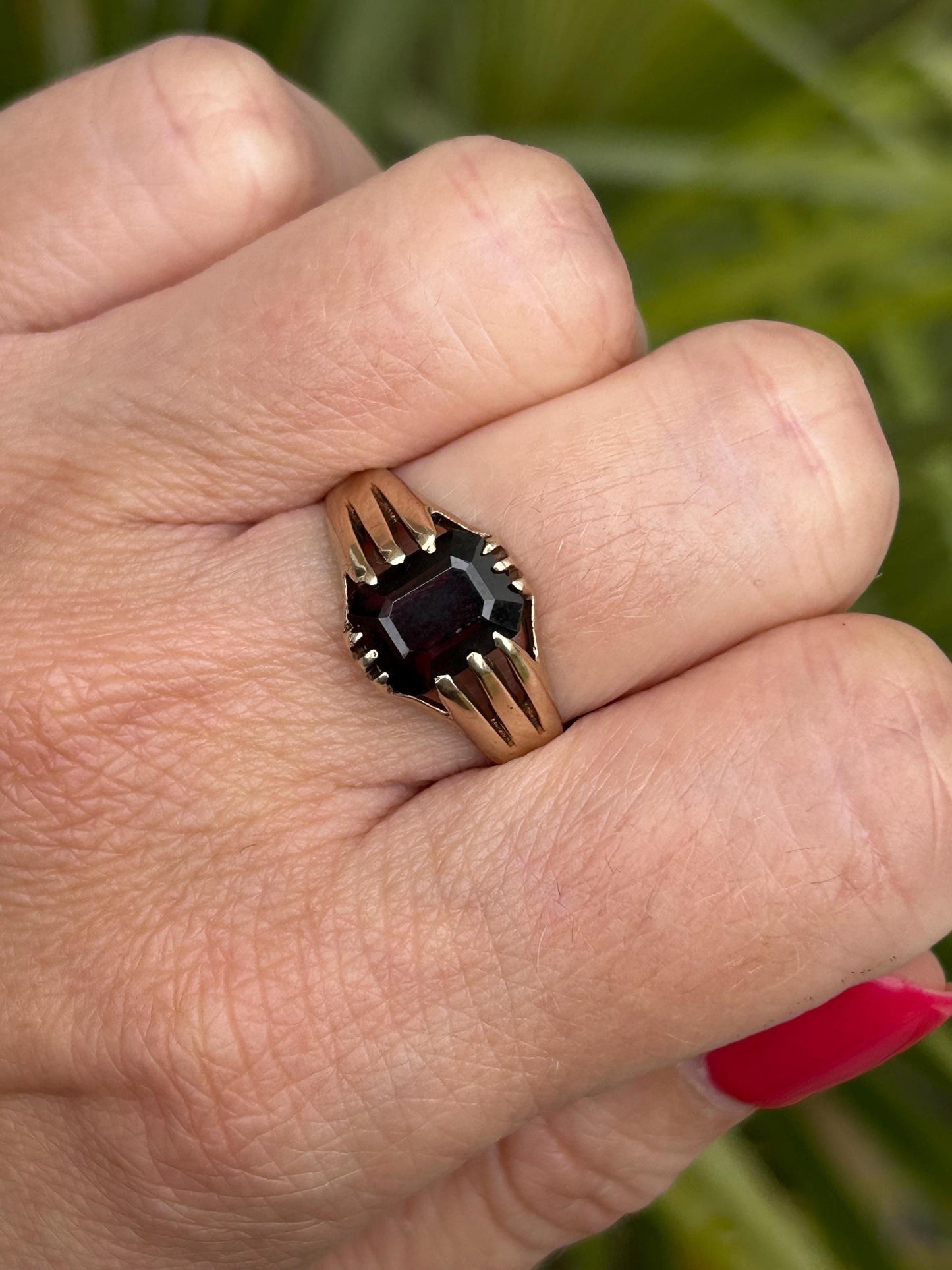 Vintage Garnet Signet Ring 9 Carat Yellow Gold 1970s