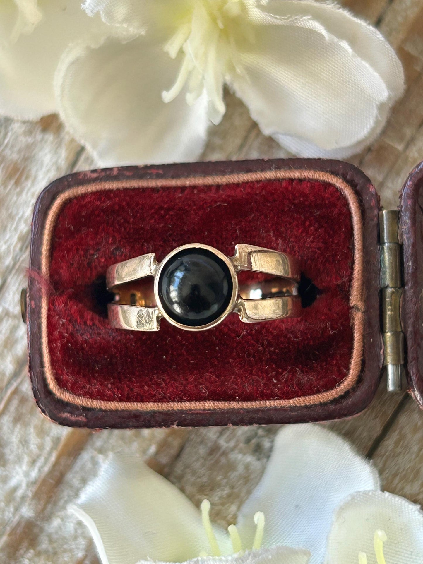Vintage Onyx Solitaire Ring 9 Carat Yellow Gold 1978
