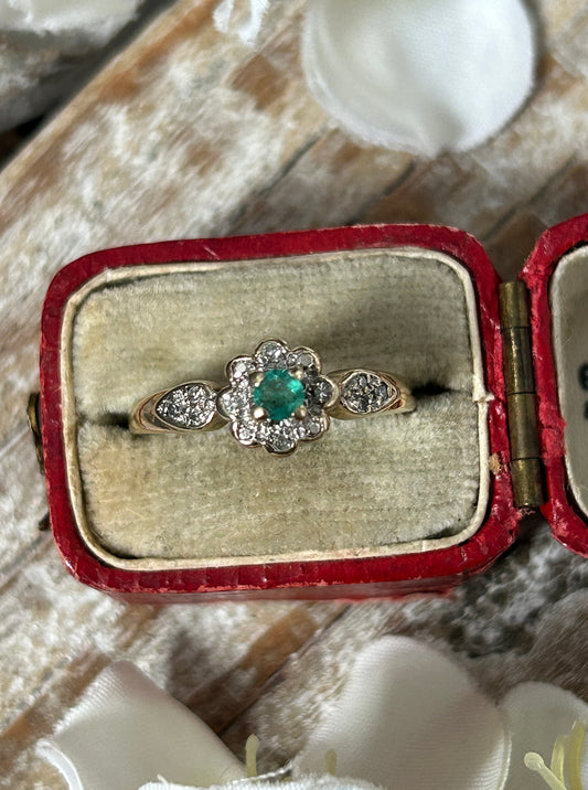 Vintage Emerald and Diamond Daisy Ring 9 Carat Yellow Gold