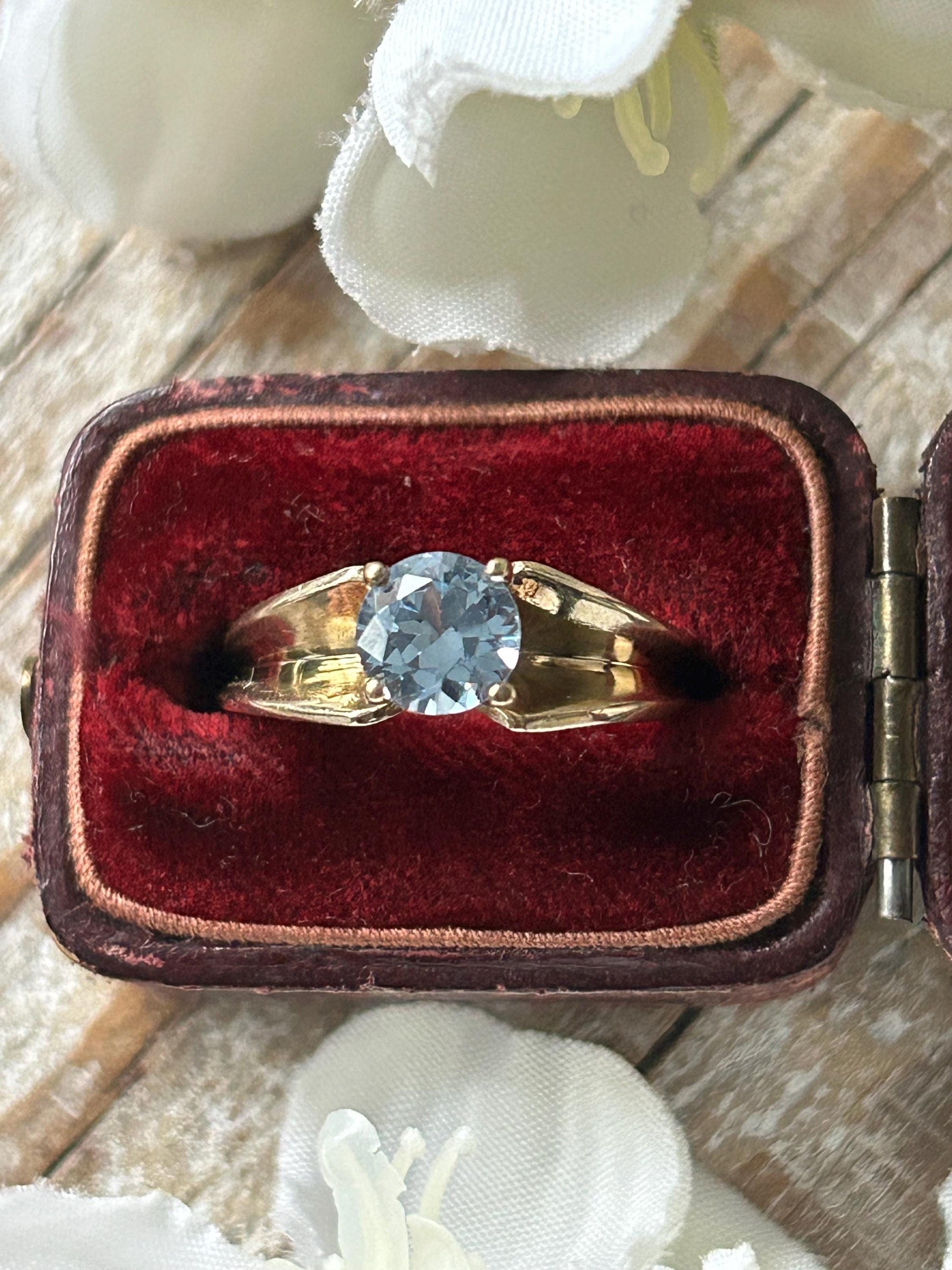 Vintage Sky Blue Spinel Solitaire Ring 9 Carat Yellow Gold