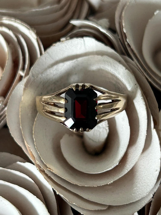 Vintage Garnet Signet Ring 9 Carat Yellow Gold 1970s