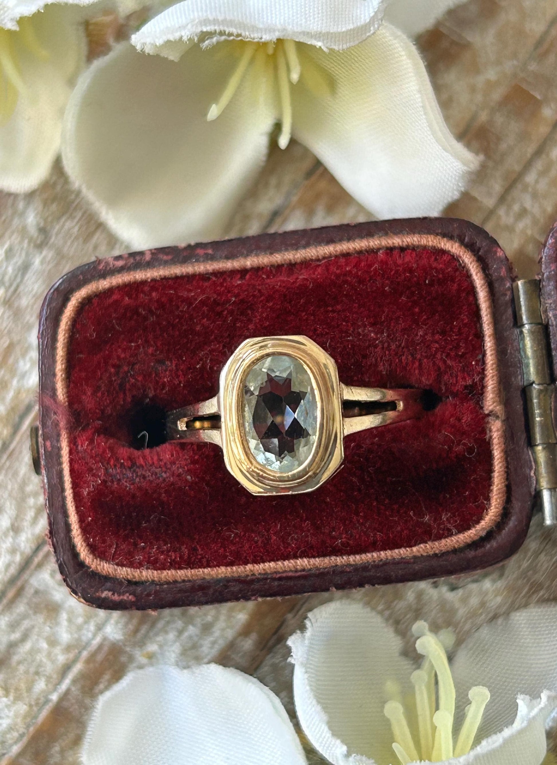 Vintage Aquamarine Solitaire Ring 9 Carat Yellow Gold 1985