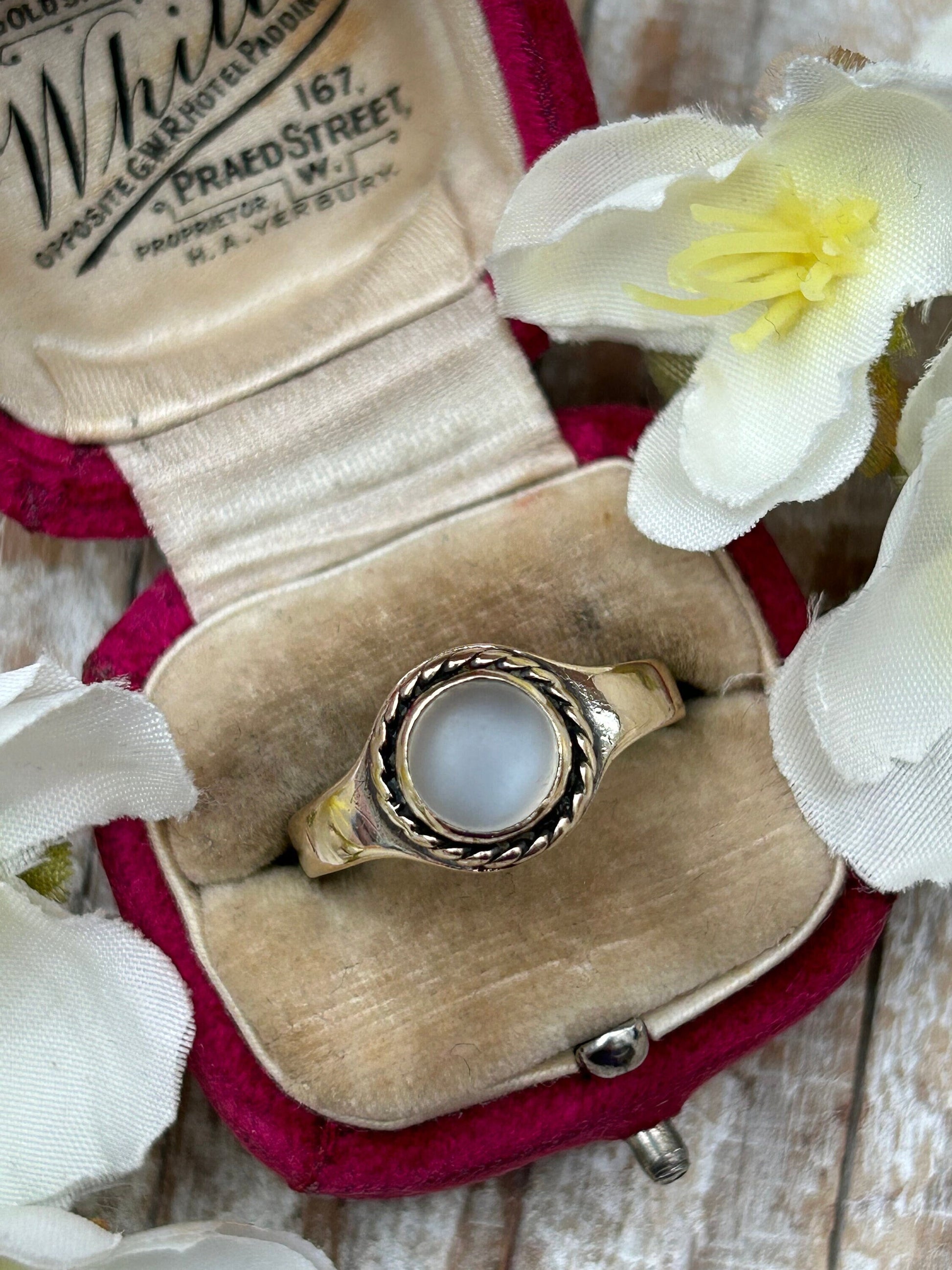 Vintage moonstone solitaire ring 9 carat yellow gold